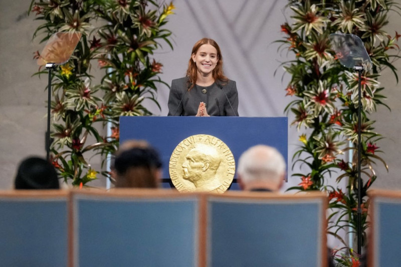Hija de la opositora venezolana Corina Machado recibe el Nobel de la Paz en su ausencia