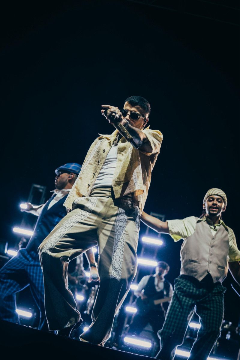 Rauw Alejandro cierra su gira en RD con una fiesta caribeña frente al mar con bachata, merengue y neo-bomba