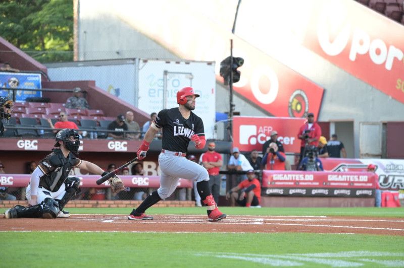Leones vienen de atrás para vencer a Gigantes y afianzarse en cuarto lugar