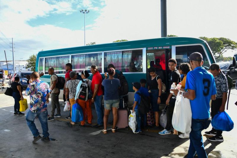 Las mochilas, maletas y sonrisas abundan en las distintas paradas del Gran Santo Domingo