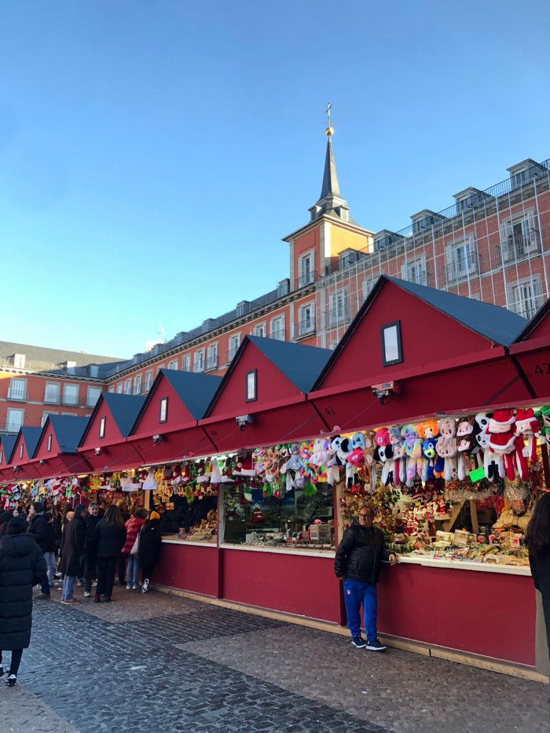 Mercados, luces y belenes, así se vive la Navidad en los barrios de Madrid