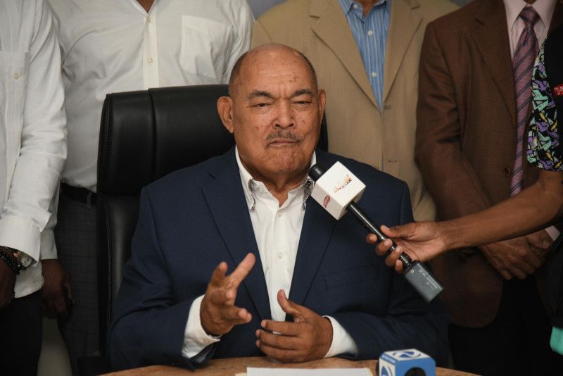 Ramón Alburquerque llega al país y es trasladado a centro médico para continuar con tratamiento