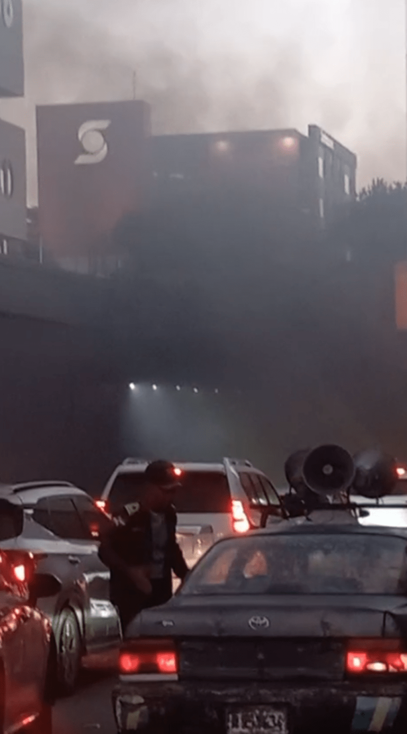 Incendio de vehículo en el túnel de la 27 de Febrero provoca caos vial