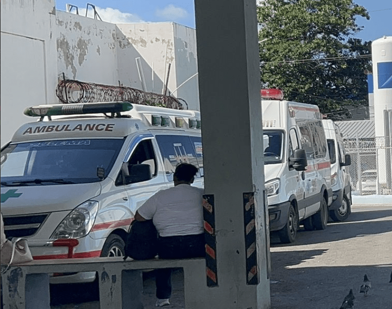 Ambulancias esperan hasta 24 horas por falta de camillas en el Cabral y Baéz en Santiago