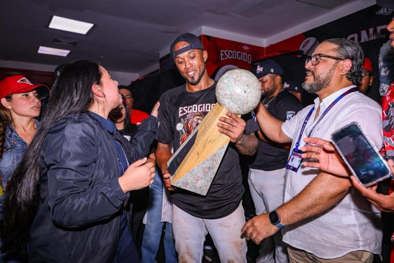 Alcides Escobar completó su “ciclo dorado” al ganar en RD