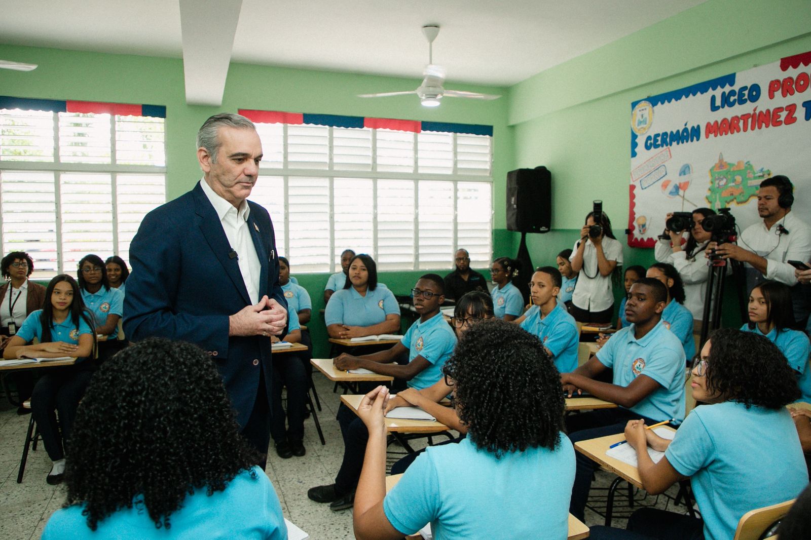 Presidente Abinader imparte docencia de Educación Moral, Cívica y Ética Ciudadana y destaca su aporte a la formación de mejores ciudadanos y dominicanos