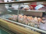 Pequeños productores avícolas de Moca insisten en que continúa la escasez de pollo