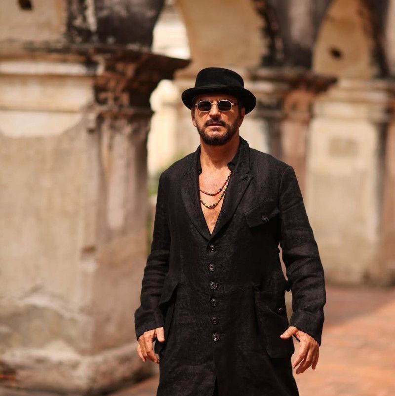 Ricardo Arjona critica la crianza de los padres modernos y lanza indirecta a los therians