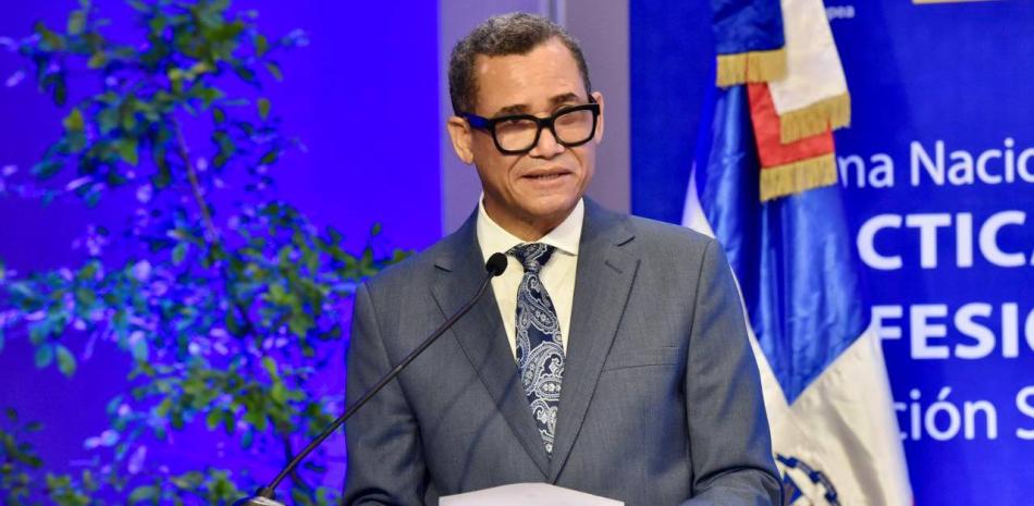 Ministro de Trabajo anuncia entrada en vigencia del aumento de un 8% al salarial mínimo