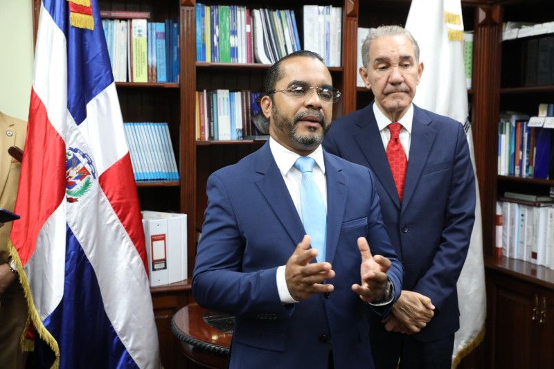 Juramentan a Jimmy Rosario como el nuevo rector del ITLA