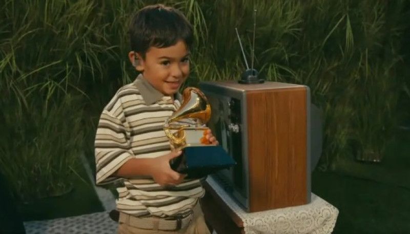 ¿A quién Bad Bunny realmente le entregó el Grammy en el Super Bowl?