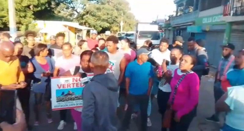 La Cuaba protesta en rechazo a declaraciones de viceministro de Medio Ambiente sobre vertedero