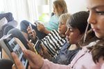 Jóvenes aseguran que mientras más usan redes sociales, más solos se siente