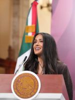 Salma Hayek: “Es momento de contar historias cuando estamos siendo atacados moralmente”