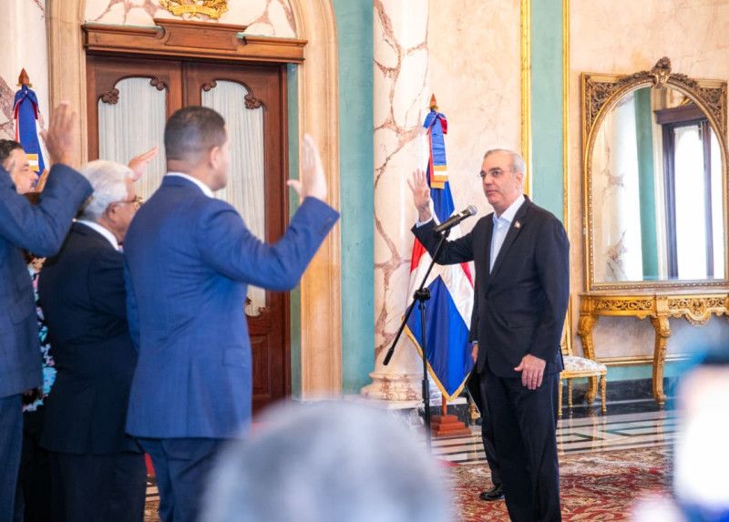 Abinader juramenta a miembros del Comité Gestor del Jardín Botánico de San Juan de la Maguana