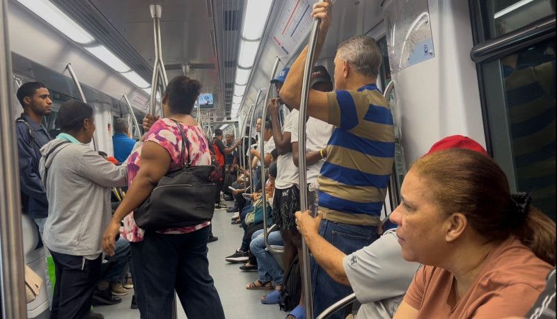 Usuarios del Metro de Los Alcarrizos aplauden ante la salida del primer vagón