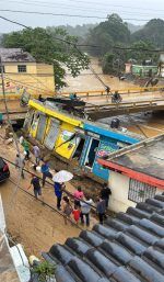 Colapsan varios comercios y viviendas en Gaspar Hernández por lluvias
