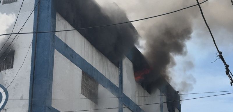 Bomberos siguen luchando para sofocar incendio en el cuarto piso de Almacenes Garrido