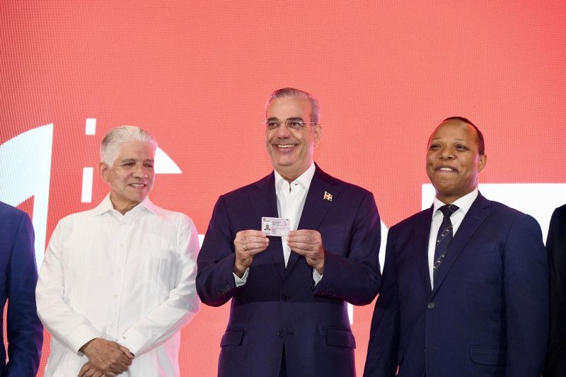 Abinader recibe su nueva licencia de conducir; el sistema de datos pasa a ser propiedad del Estado