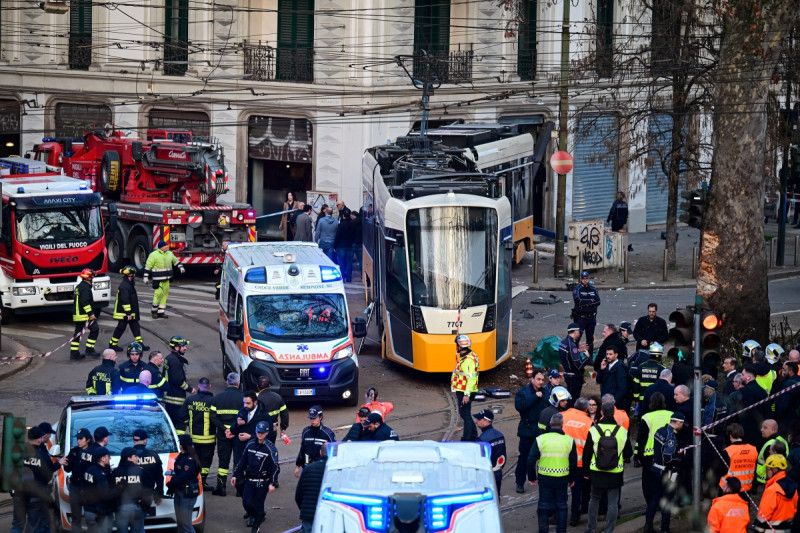 Descarrilamiento de tranvía deja dos muertos y decenas de heridos en Italia