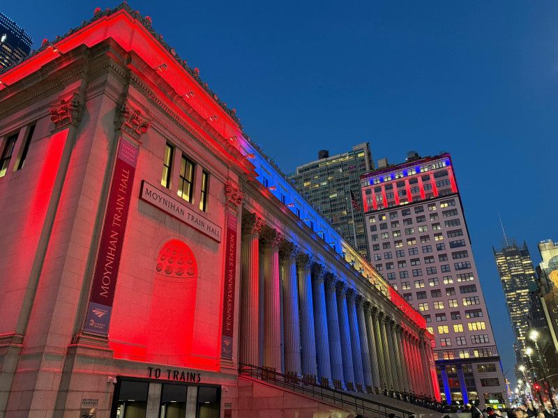 Edificios íconos de Nueva York se iluminan para celebrar independencia de Rep. Dominicana
