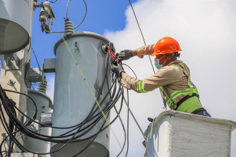 Edeeste dice que ayuntamiento y directora de El Cedro, en Miches, se robaban la energía eléctrica