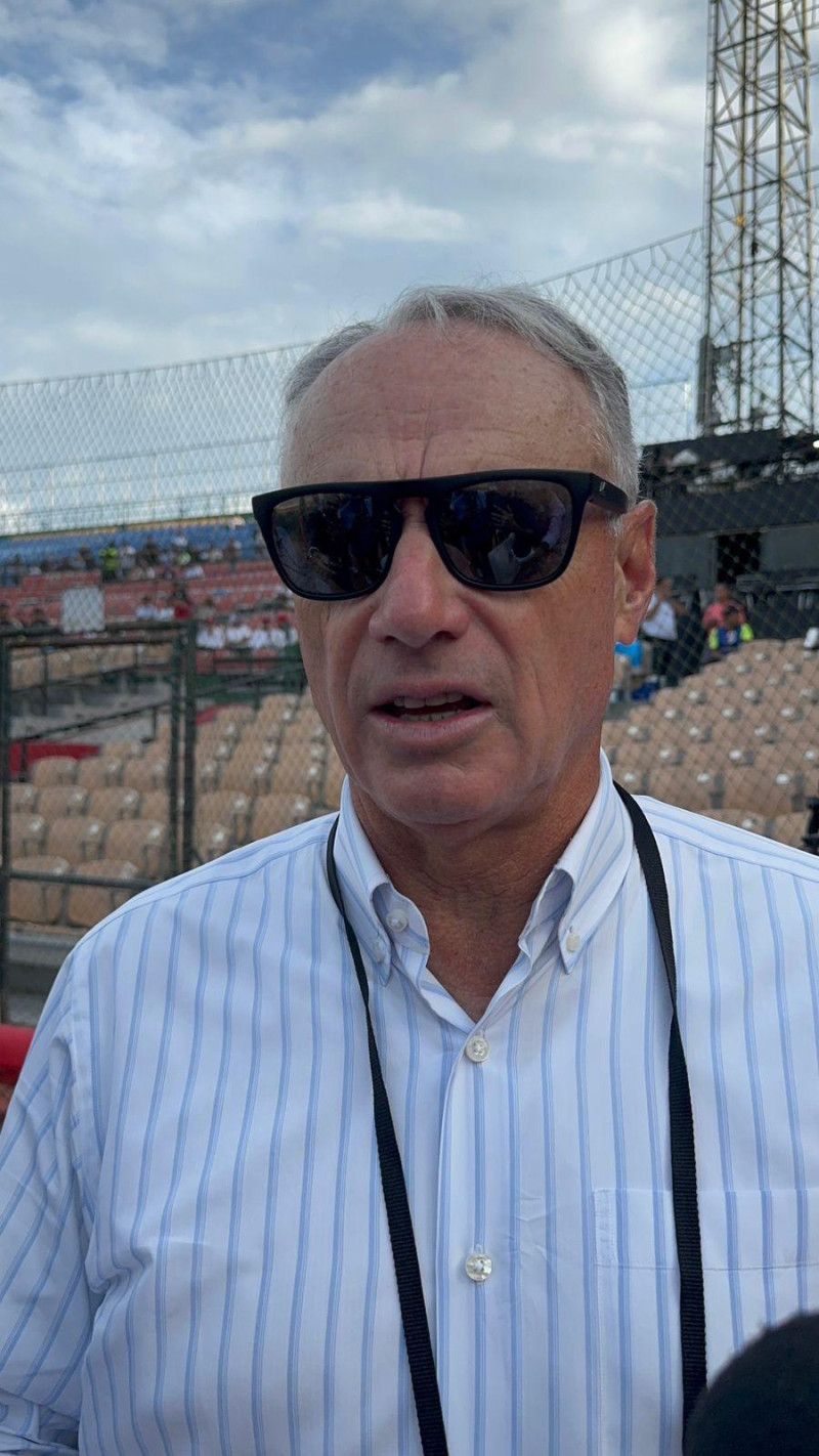 Manfred asegura que con un nuevo estadio sería más fácil celebrar partidos de MLB en RD Manfred asegura que con un nuevo estadio sería más fácil celebrar partidos de MLB en RD