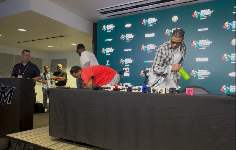 Juan Soto vuelve a retirar bebida Oi Ocha y su acción recuerda a Cristiano Ronaldo Juan Soto vuelve a retirar bebida Oi Ocha y su acción recuerda a Cristiano Ronaldo