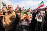 Miles de iraníes muestran lealtad al nuevo guía supremo Mojtaba Jamenei