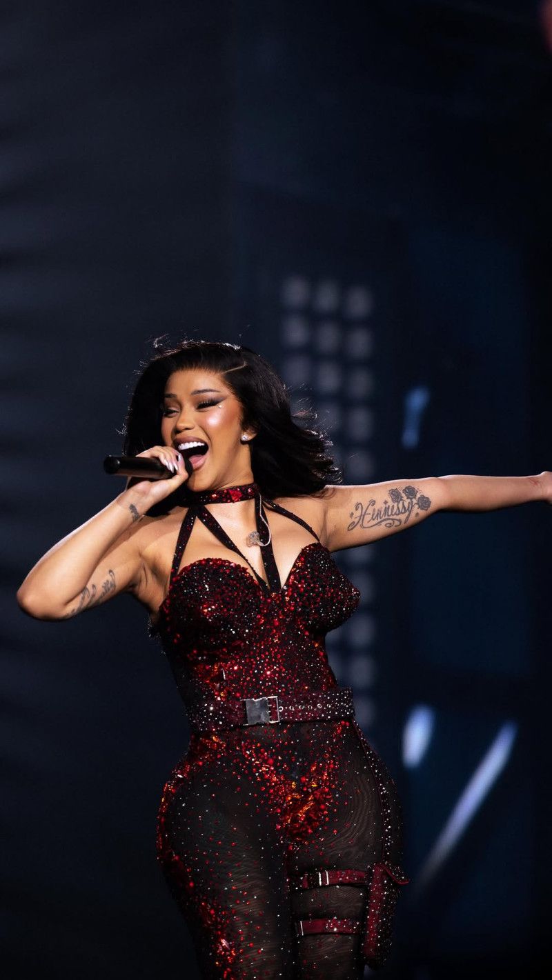 Cardi B visita a su familia paterna en Monte Cristi en medio de su gira de conciertos