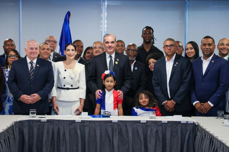 Abinader se reúne con dominicanos en Chile; recomienda aprovechar las ventajas de ese país Abinader se reúne con dominicanos en Chile; recomienda aprovechar las ventajas de ese país