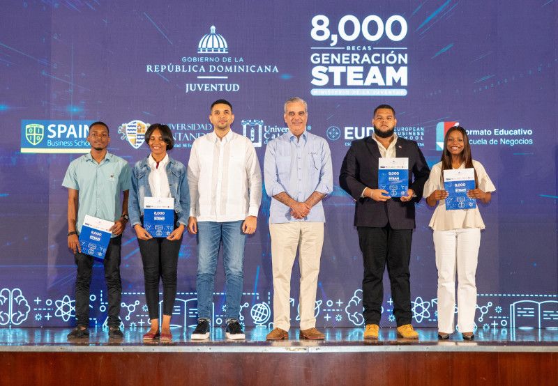 Gobierno entrega más de 8 mil becas STEAM