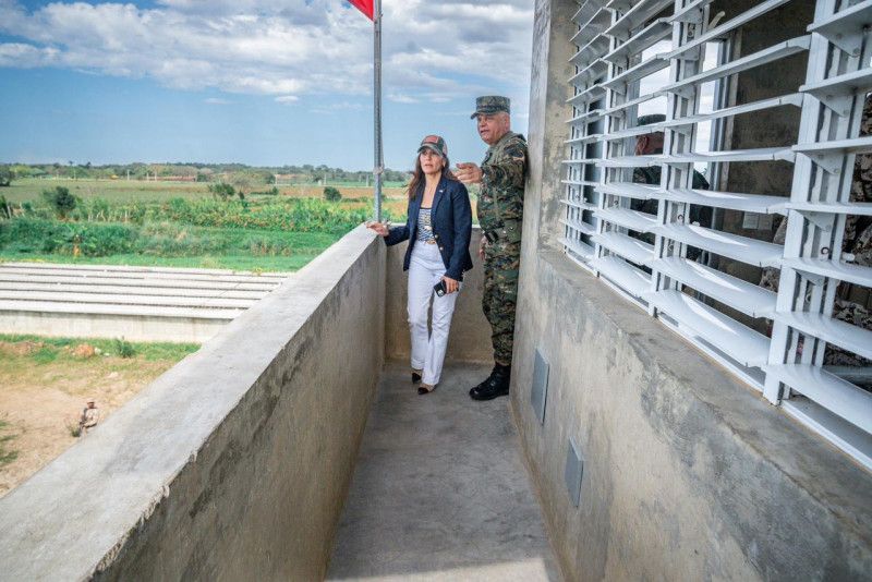 Ministro de Defensa y embajadora Leah Campos recorren la frontera por Dajabón