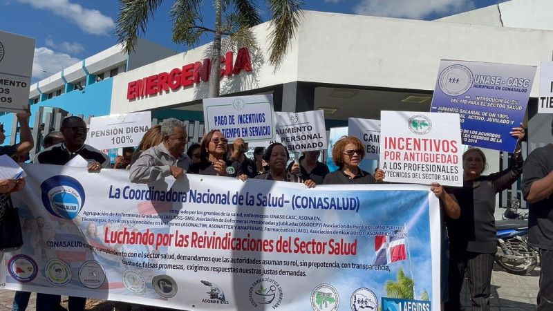 Profesionales de la Salud protestan frente al Robert Reid Cabral en demanda de reivindicaciones