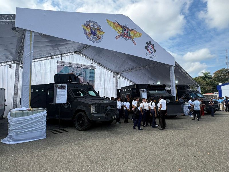 La industria militar presenta vehículos blindados en Santiago