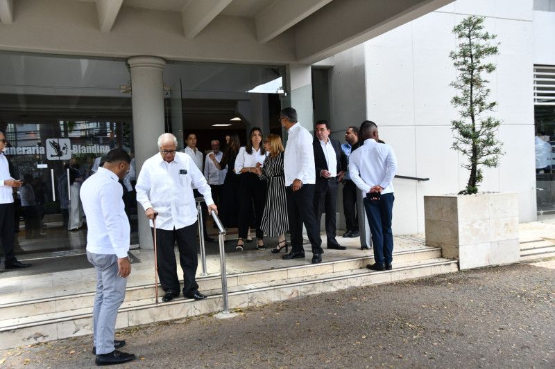 Expresidentes, empresarios, políticos y amigos acuden al velatorio de don Héctor Rizek Llabaly