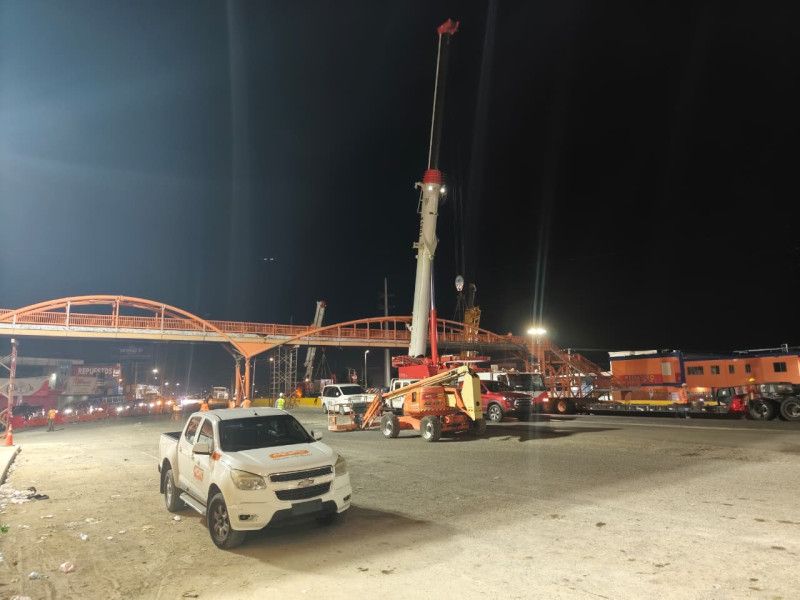 Pasadas las 6:00 de la mañana de este lunes continúa el desmonte del puente del kilómetro 9