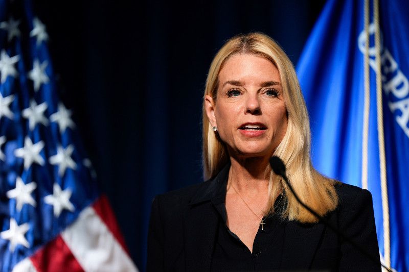 Trump destituye a la fiscal general Pam Bondi
