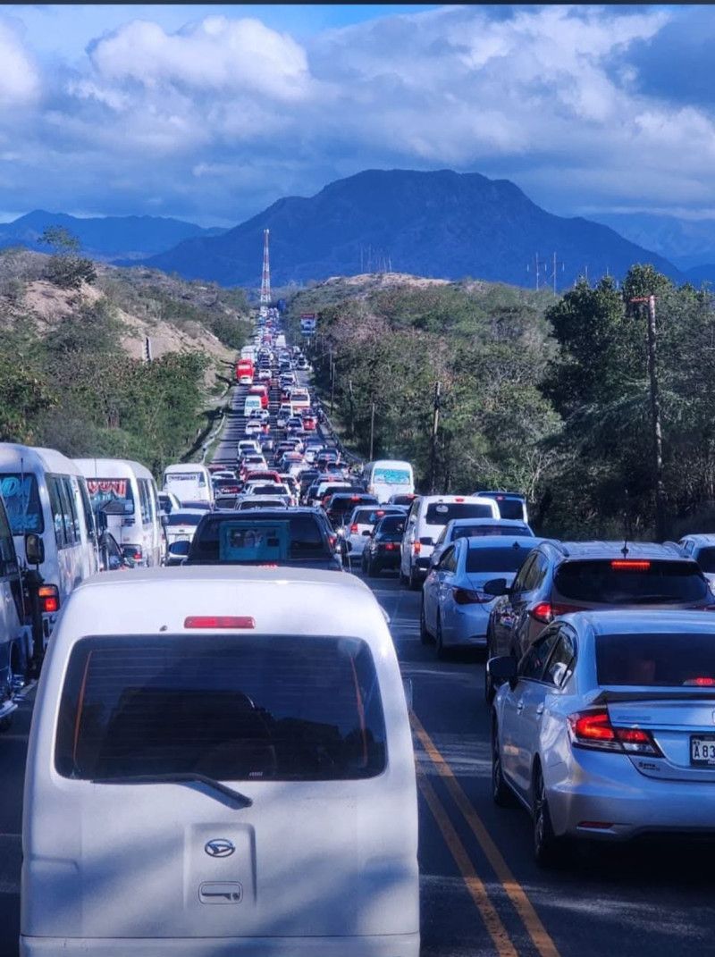 Conductores reportan taponamiento en salida de circunvalación Baní