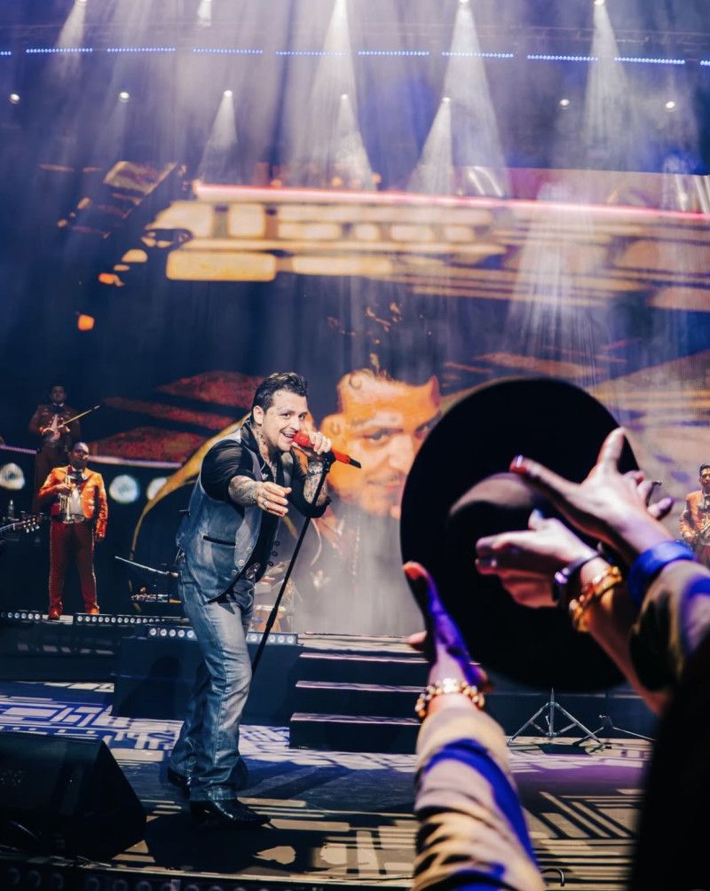 Entre sombreros y la euforia de los dominicanos, Nodal se presentó en un Altos de Chavón abarrotado Entre sombreros y la euforia de los dominicanos, Nodal se presentó en un Altos de Chavón abarrotado