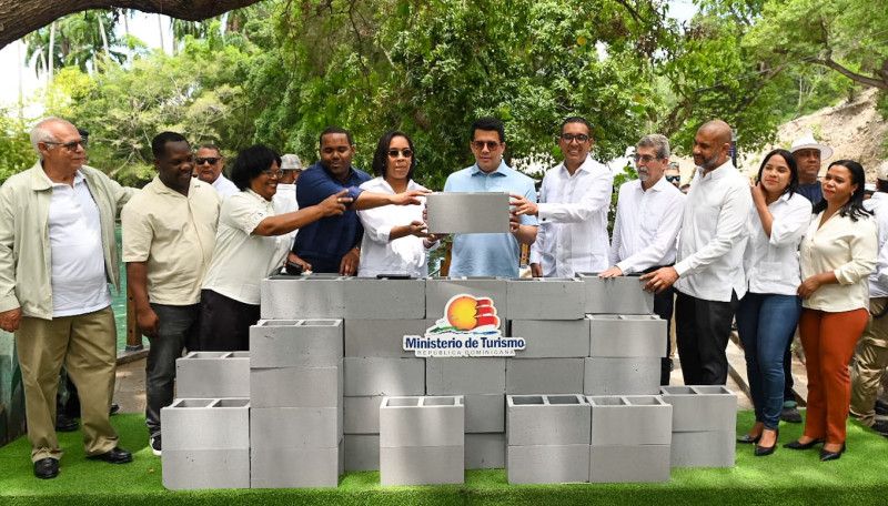 Collado deja iniciado remozamiento Las Marías de Neyba y otras obras en Barahona