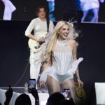 Elena Rose entre alas de ángel, canciones y ovaciones en su debut ante los dominicanos
