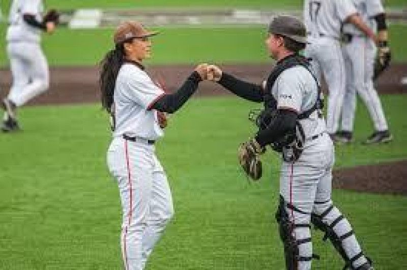 Dominicana Olivia Pichardo es lanzadora en la liga de hombres