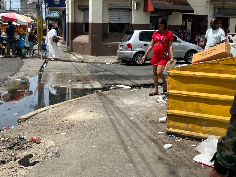 Usuarios piden retiro de basura en esquina de la Maternidad de Los Mina