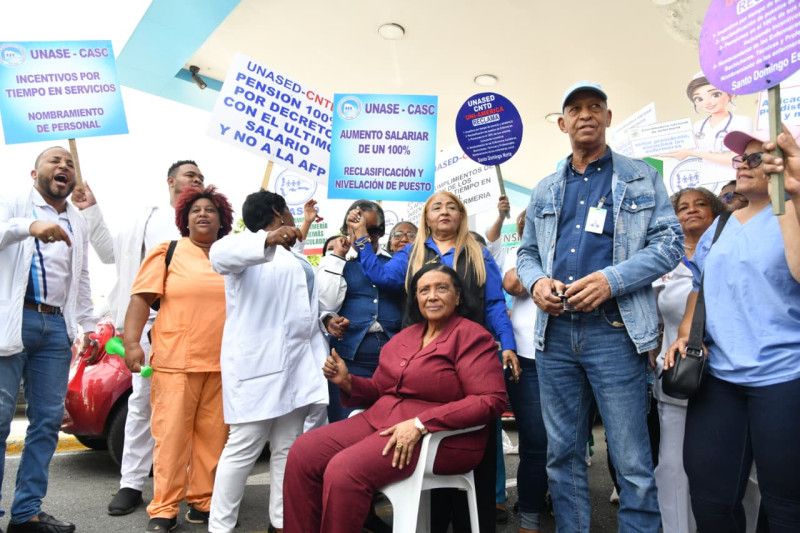 Enfermeras realizan plantón por 24 horas en busca de reivindicaciones