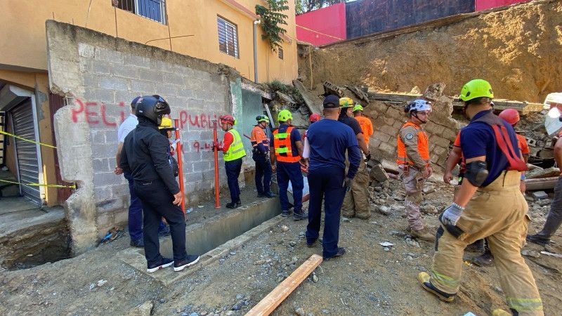Se desploma vivienda tras deslizamiento de tierra en Arroyo Hondo, Santiago