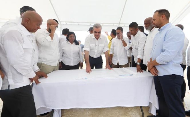 Abinader supervisa malecón de Nagua y dispone construcción de marina