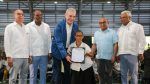 Abinader entrega de títulos de propiedad en Los Guandules