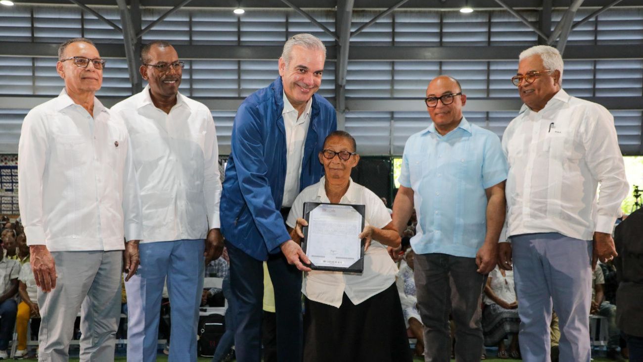 Abinader entrega de títulos de propiedad en Los Guandules