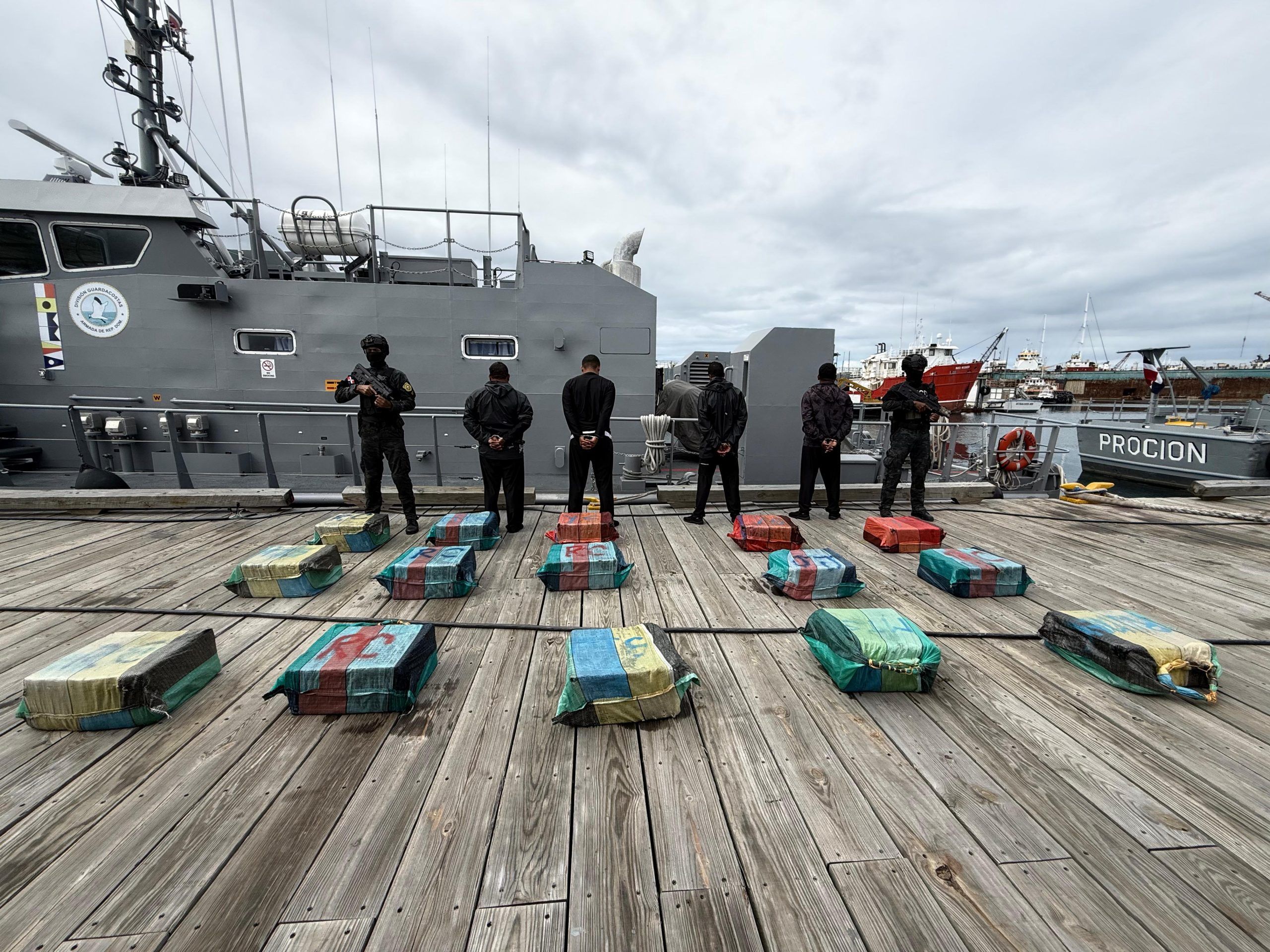 Ocupan 450 paquetes de cocaína en las costas de Baní y apresan a cuatro venezolanos